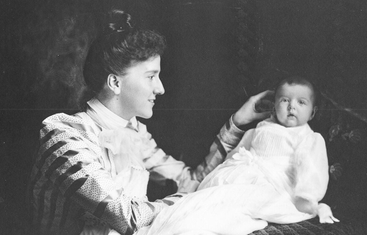 Archival portrail of Edith Vanderbilt with newborn Cornelia Vanderbilt.