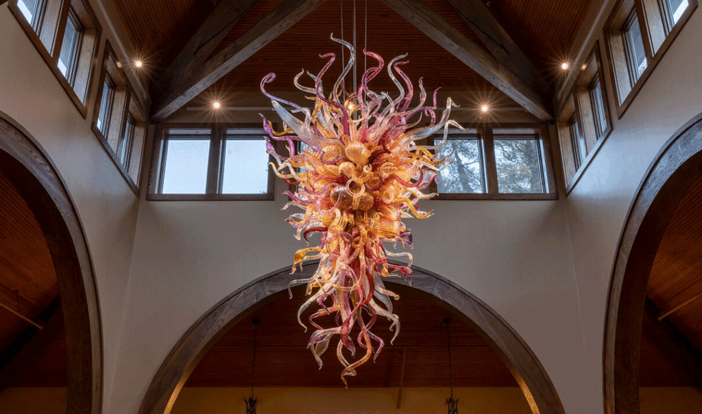 Dale Chihuly, Iris Gold and Garnet Chandelier, 2022, 9-1/2 x 6 x 6′, Biltmore Winery, Asheville, North Carolina, installed 2023 © 2022 Chihuly Studio. All rights reserved.