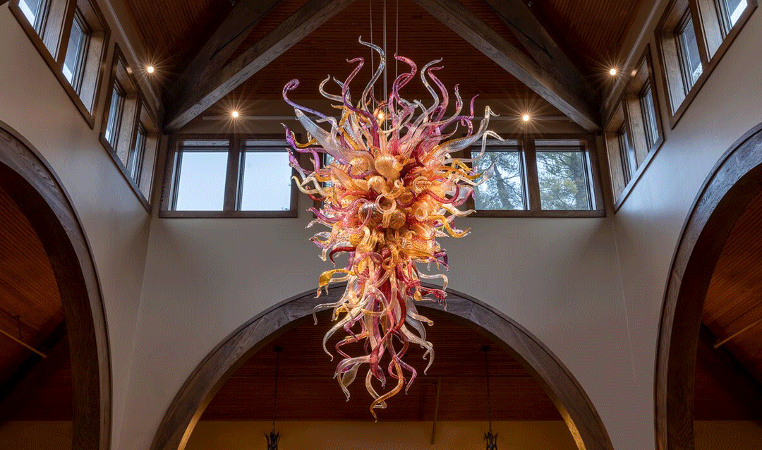 Dale Chihuly, Iris Gold and Garnet Chandelier, 2022, 9-1/2 x 6 x 6′, Biltmore Winery, Asheville, North Carolina, installed 2023 © 2022 Chihuly Studio. All rights reserved.