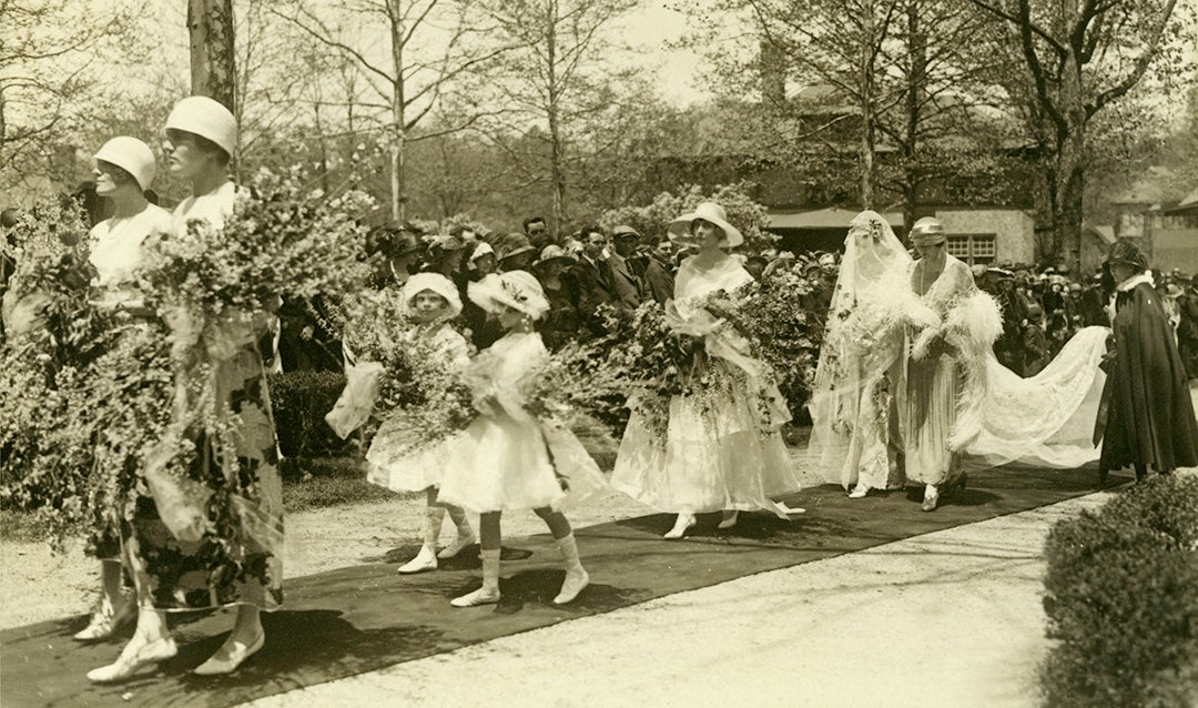 Edith Vanderbilt escorting her daughter Cornelia Vanderbilt for Cornelia's wedding