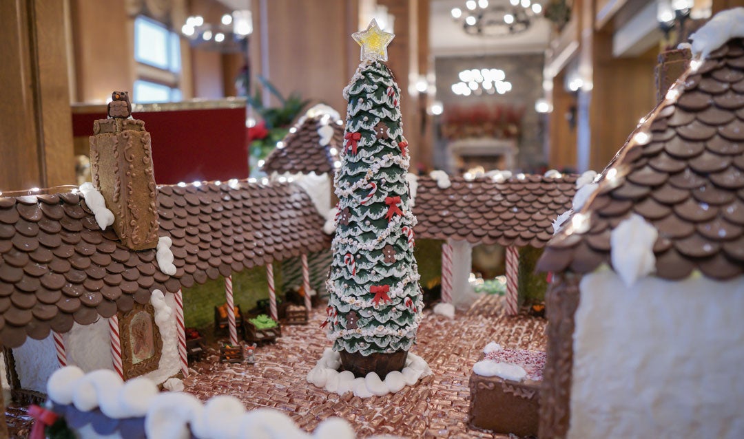 The decorated Christmas tree in the courtyard of the cottage