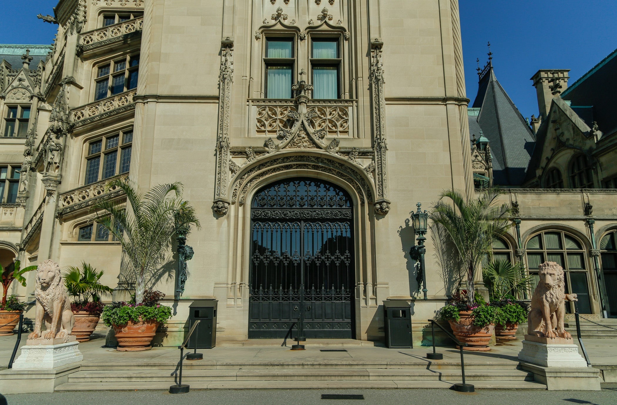 Photo of the entrance at front of Biltmore House.