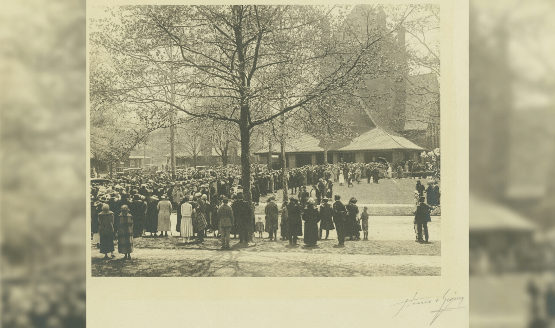 Guests wait for Cornelia and John Cecil wedding