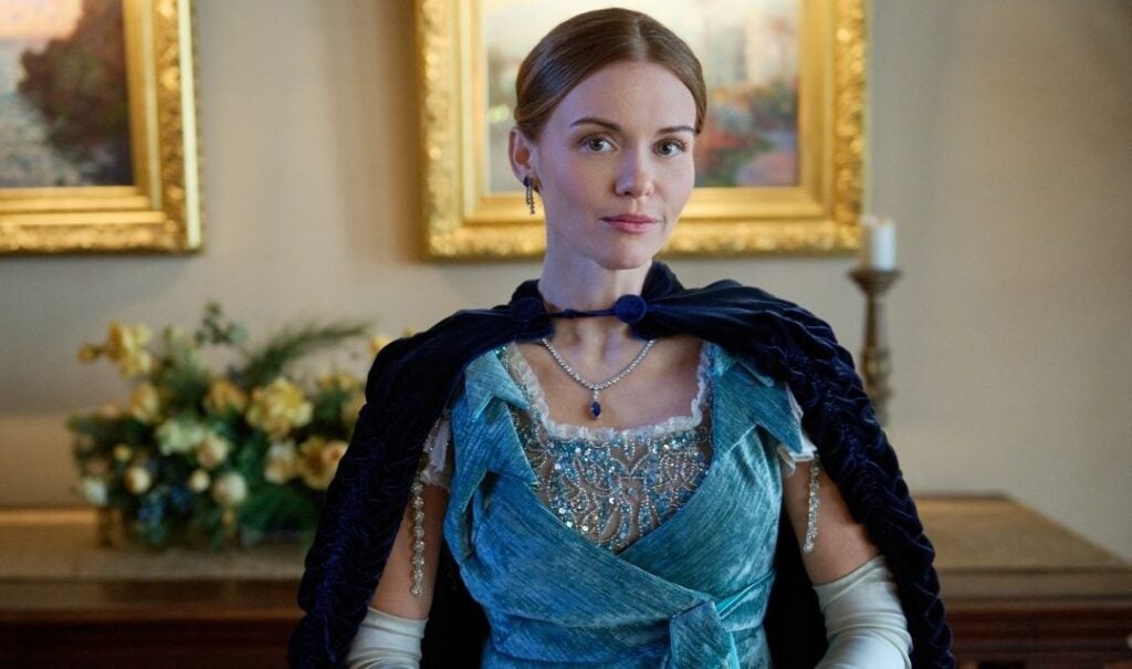Holland Roden as Elizabeth in 